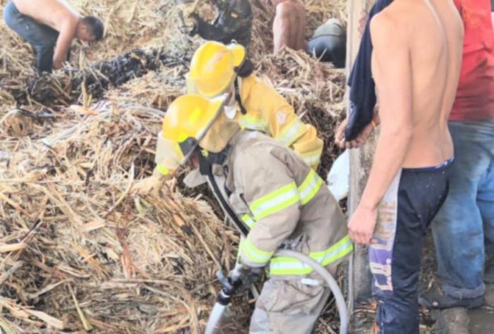 Los bomberos ejecutaron labores de enfriamiento del lugar