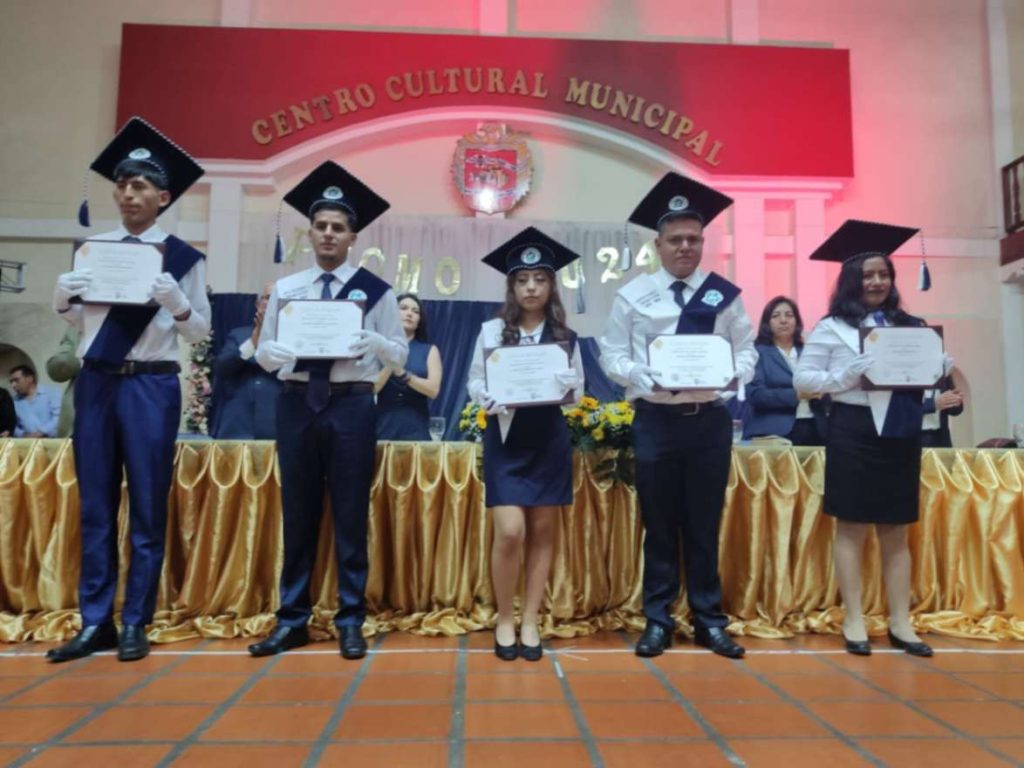 Los estudiantes al término de la jornada académica recibieron el birrete y el título correspondiente.