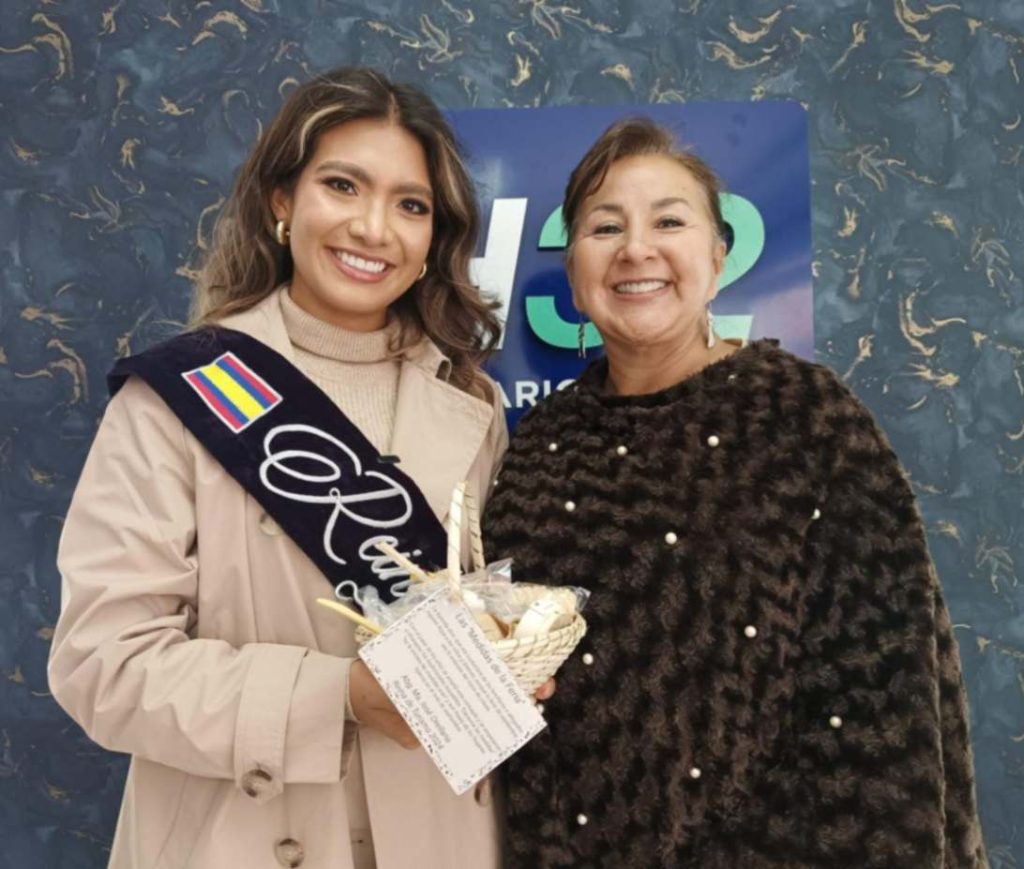 Esta iniciativa es liderada por María José Orellana, Reina de Turismo de Loja. Junto a ella, en la fotografía, Mercedes León, voluntaria del Archivo Histórico de Loja.
