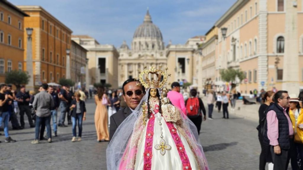 La imagen viajó acompañada del rector del Santuario de El Cisne, padre Sócrates Chinchay Cuenca. (Fotografía cortesía Diócesis de Loja)