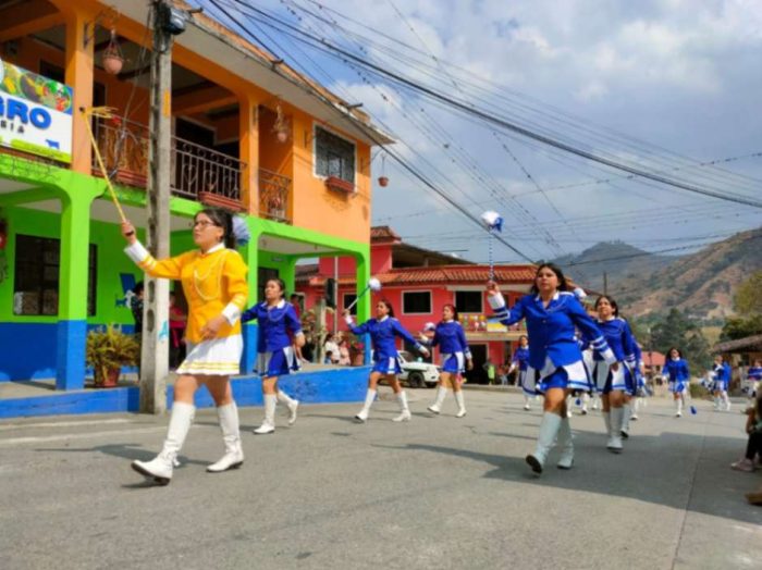 Los establecimientos, a través de delegaciones, homenajearon a la parroquia lojana.