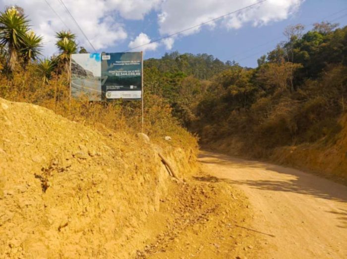 El lastre que colocó en meses anteriores la Prefectura se ha desprendido de la carretera.
