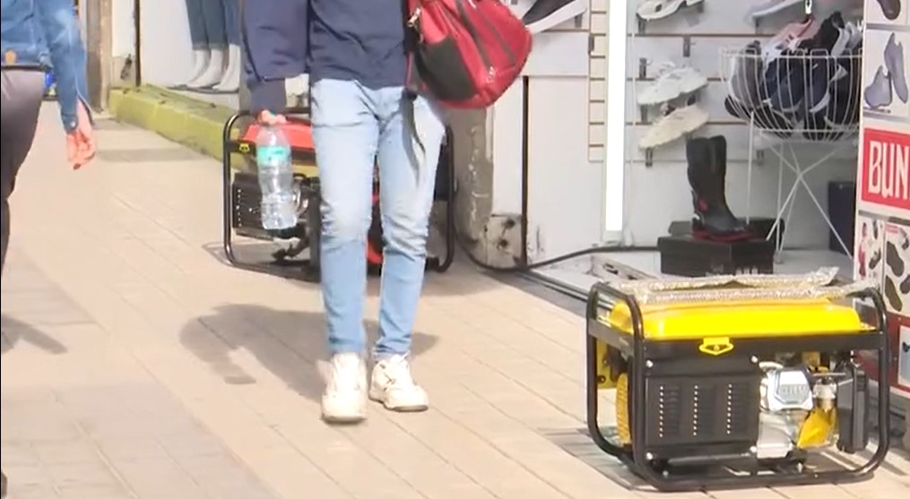 En las calles céntricas de Loja es habitual encontrar los generadores por las aceras.