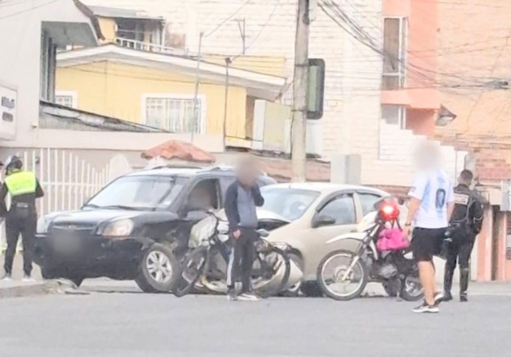 El accidente solo ocasionó daños en los vehículos.