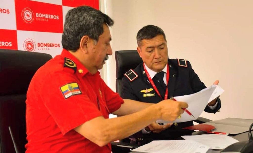 Sixto Heras Abril (izq.) y Marlon Cárdenas Silva estampan su firma y rúbrica en el acuerdo.