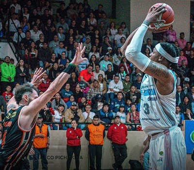 El encuentro fue bastante intenso dentro y fuera de la cancha.