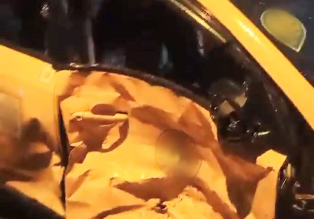 Uno de los carros accidentados es un taxi.