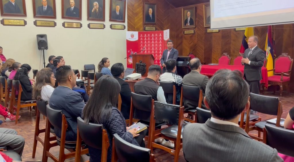 Se cumplió la reunión en las instalaciones del Municipio de Loja.