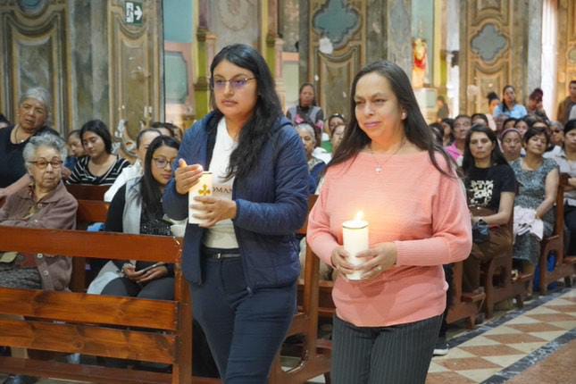 En una parte de la celebración litúrgica se realizó la entrega de las ofrendas. 