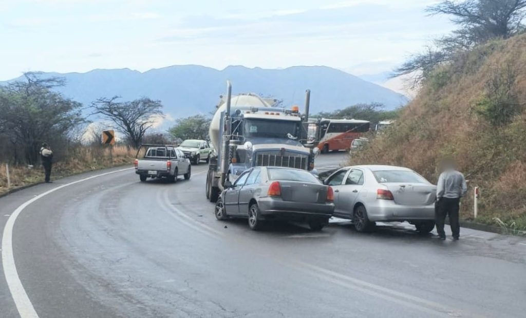 El conductor del tractocamión alega que la vía estaba mojada y el pesado automotor perdió el control y resbalado al lado contrario.