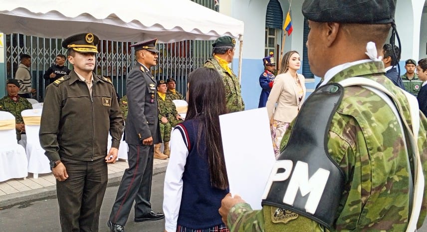 En la ceremonia se entregaron afiches del Escudo a los estudiantes; en la fotografía Roberto Galván Uyaguari, subcomandante de la Zona 7 de la Policía Nacional.