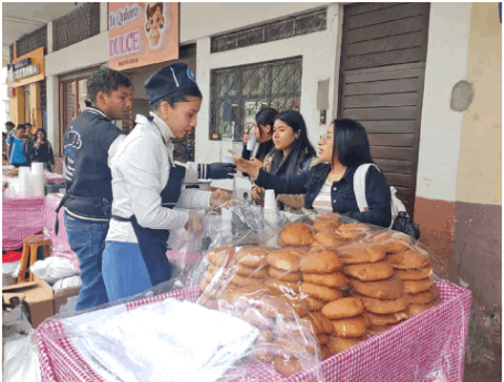 La juventud es la más entusiasmada y atraída por la colada y el pan.