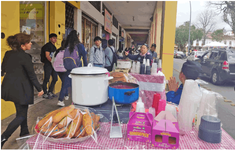 El portal de la calle Mercadillo, entre Bolívar y Bernardo Valdivieso, de extremo a extremo, es muy concurrido.