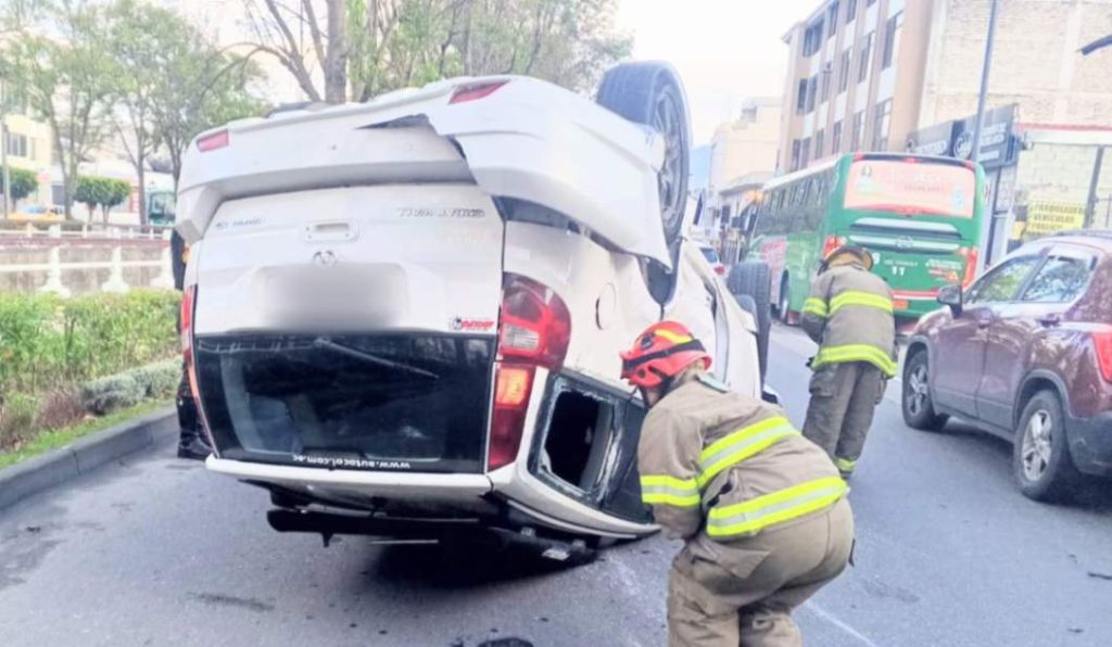 Los uniformados desconectaron las baterías de los vehículos y realizaron la limpieza de la calzada.