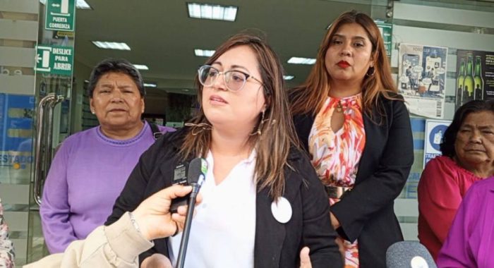 A las 14:00 arribaron a la Fiscalía Provincial de Loja ese grupo de activistas femeninas.