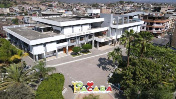 El edificio del Municipio fue construido en 1983, durante la administración del entonces alcalde, Alfredo Suquilanda Valdivieso.