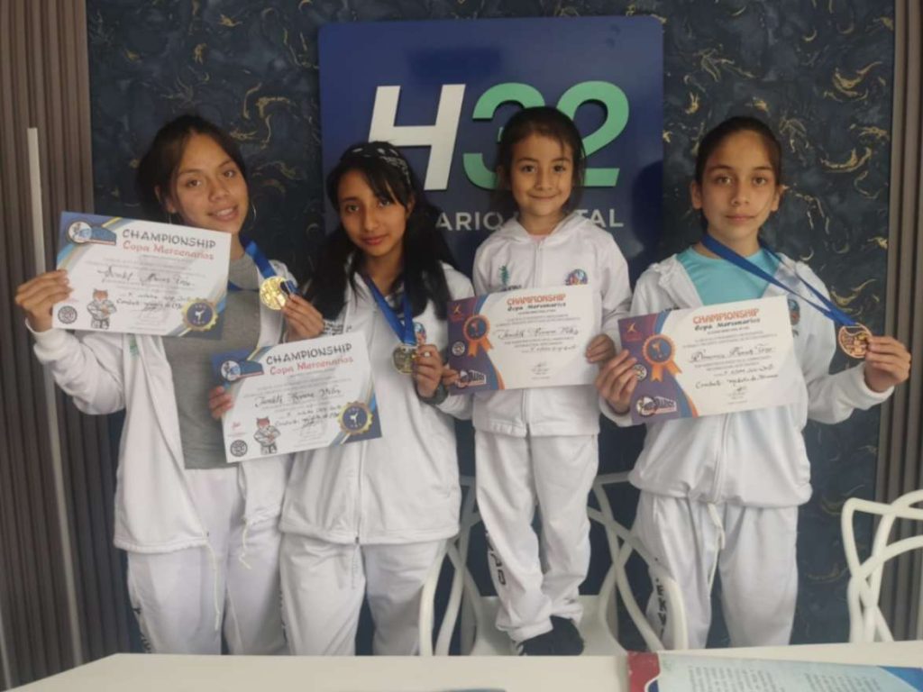 Parte de los alumnos de la Escuela Formativa de Taekwondo Comunitaria La Unión que estuvieron presentes en el certamen deportivo.