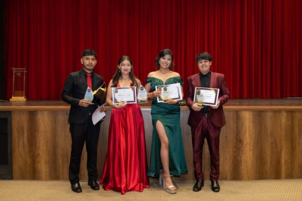 La gala final concluyó en el teatro Benjamín Carrión Mora.