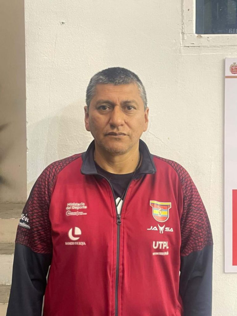 El entrenador adquirió su licenciatura en cultura física en la Universidad Nacional de Loja.