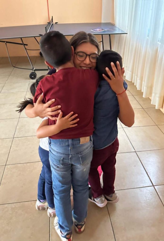 Hizo un especial agradecimiento a sus padres, amigos y a todas las instituciones que la apoyaron durante este lapso.