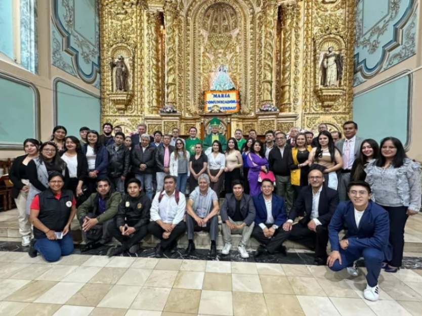 En la fotografía oficial, los comunicadores lojanos junto a las autoridades religiosas de la Diócesis.