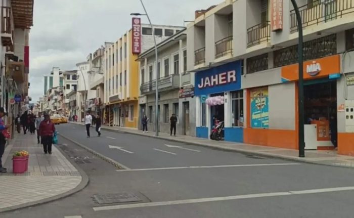 Negocios en el centro de Loja enfrentan desafíos ante los extensos cortes de energía.