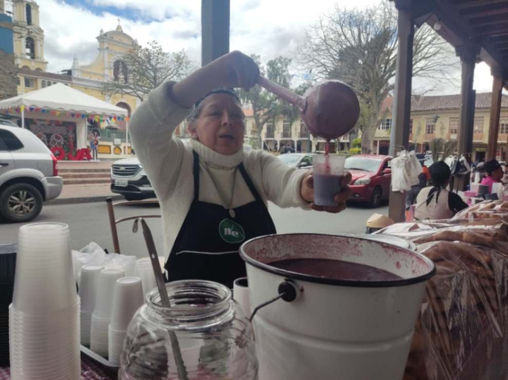 Tentadora resulta la colada morada y no hay quién se resista y opte por consumir tan exquisita bebida, acompaña de una figura de pan.