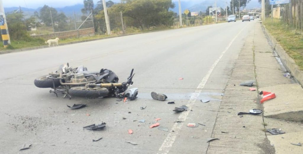 La motocicleta quedó tendida sobre la calzada.