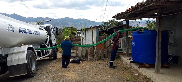 En distintos puntos ubicaron las cisternas.