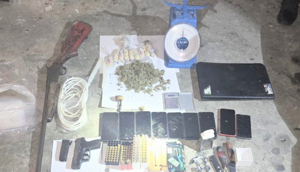 Los objetos que la Policía Nacional decomisó; entre ellos está la droga.