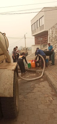La comunidad está recibiendo agua gracias a la presencia de tanqueros.
