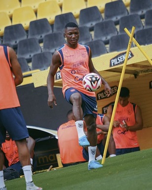 Moisés Caicedo vuelve para este compromiso, luego de una sanción que cumplió.