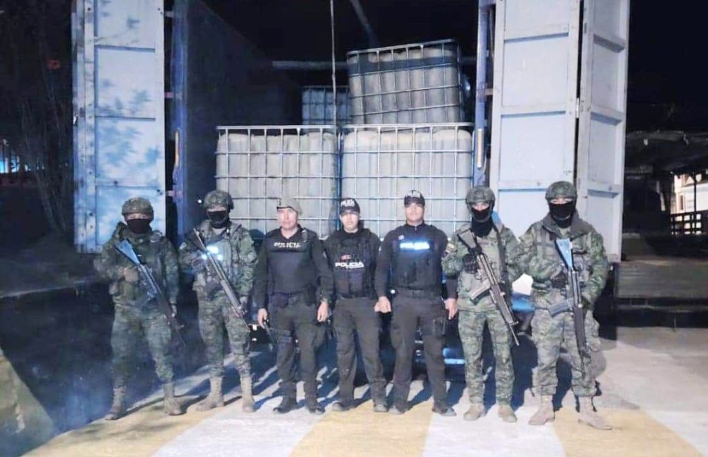 Los dos ciudadanos, el combustible y los vehículos fueron entregados a la Policía Nacional.