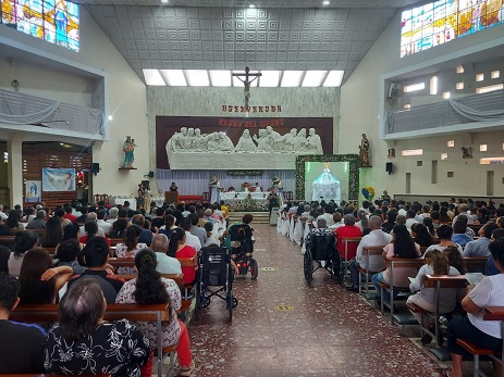 La Virgen del Cisne recibe una gran cantidad de devotos.