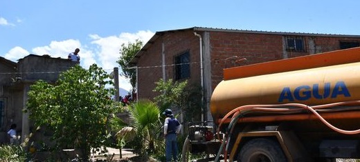 Con el apoyo de tanqueros están llegando con agua a los distintos sectores.