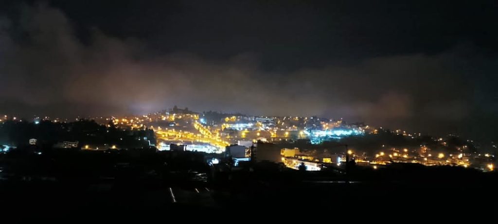 En la madrugada de este domingo, 24 de noviembre de 2024, un fuerte aguacero cayó sobre la ciudad de Loja, golpeada también por los apagones. (Fotografía cortesía: Nolberto Patiño Novillo)