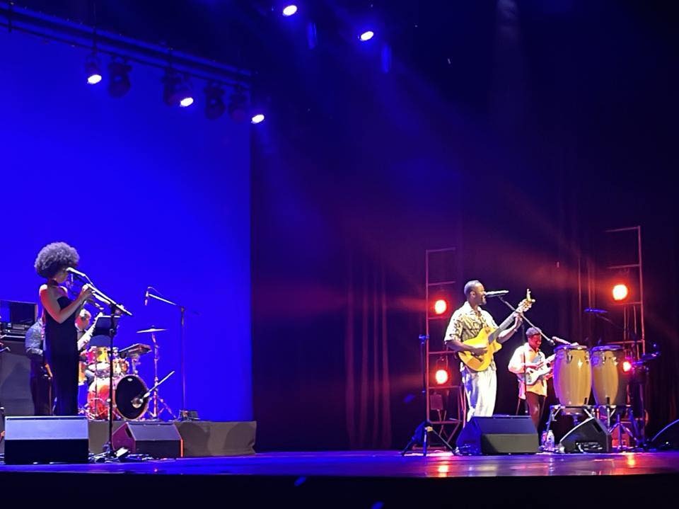 El evento de clausura fue acompañado por el músico instrumentista africano Mirocca Paris.