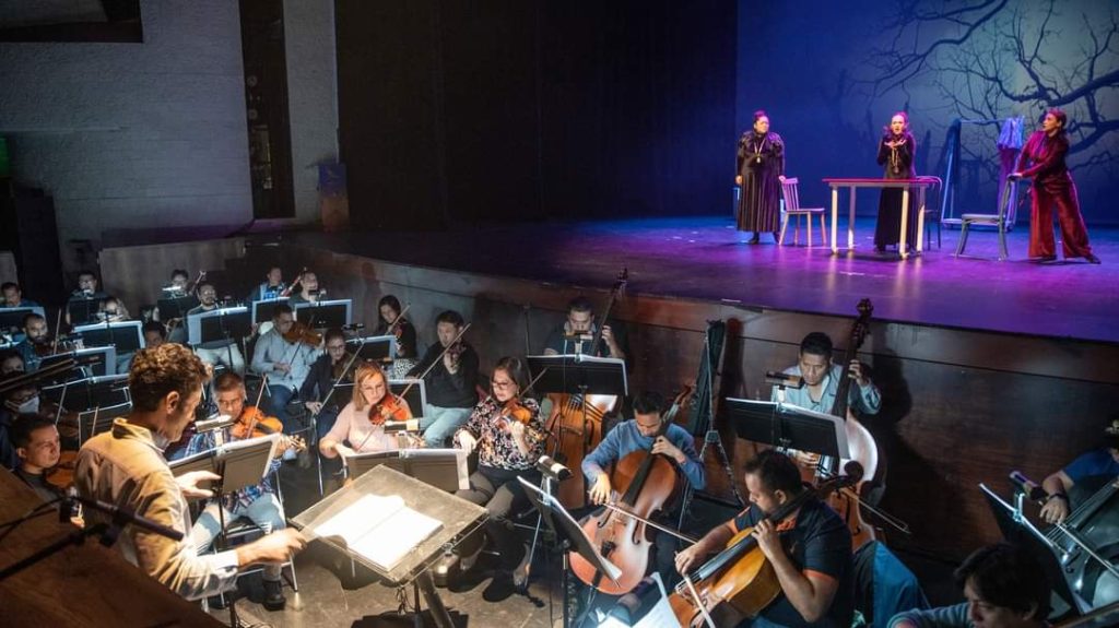 Ensayos de la obra en el escenario del Teatro Benjamín Carrión.