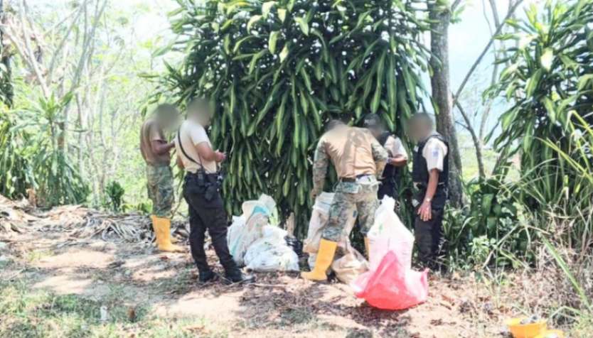 Los militares entregaron ese material a los policías para su judicialización.
