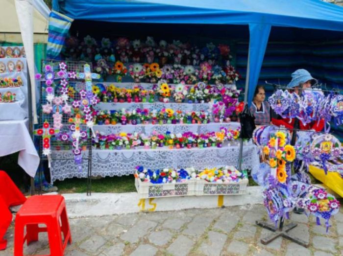 Las velas y arreglos florales, resultaron muy solicitados, esto como símbolo de la devoción y el respeto hacia los difuntos.