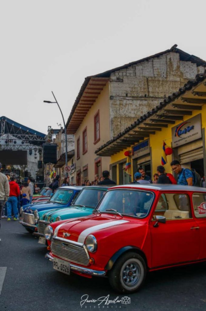 Los  clásicos Mini Austin se exhibieron a propios y a extraños en un tramo de la calle Bolívar, en el barrio organizador.