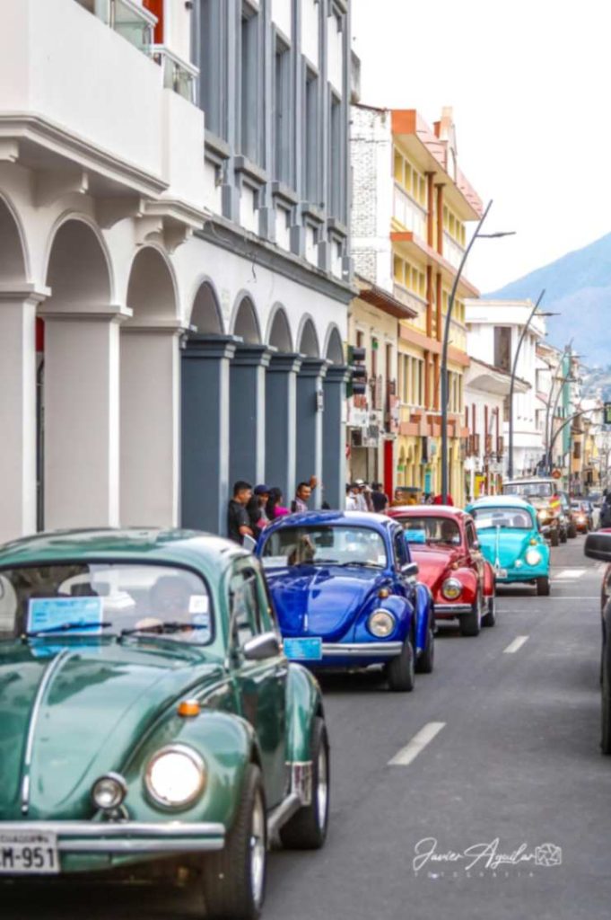 Hubo una caravana de automóviles clásicos por las calles céntricas de Loja.
