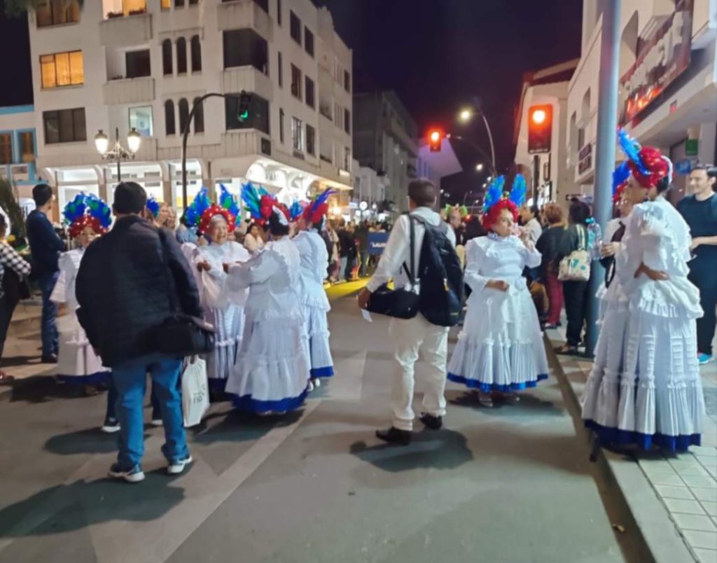 Las delegaciones que participaron en el desfile culminaron su recorrido en la plaza San Francisco.