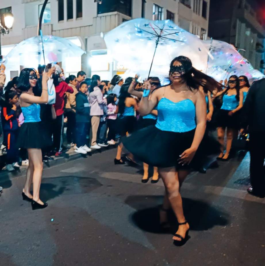 Con una concurrida asistencia, el desfile Camino de Luciérnagas iluminó las principales calles de Loja.