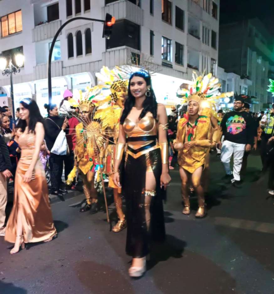 
La participación de 51 delegaciones convierte al desfile inaugural en un espectáculo de luz, música y cultura.
