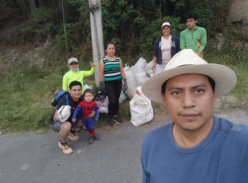 Una parte de los habitantes presente en la labor de adecentamiento.