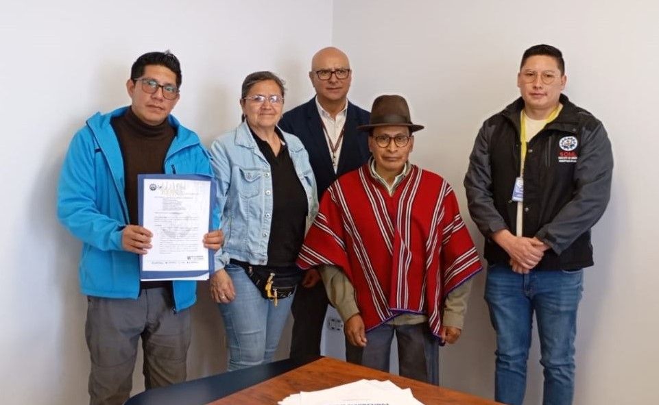 Los obreros lojanos junto a los miembros de la Comisión de lo Laboral de la Legislatura.