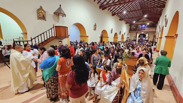 La comunidad religiosa celebra la natividad de Jesús.