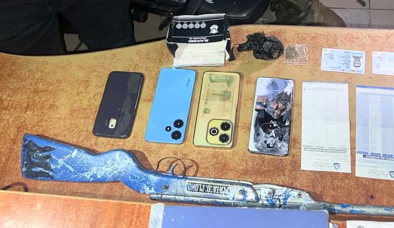 Ellos y los objetos decomisados fueron entregados a la Policía Nacional.