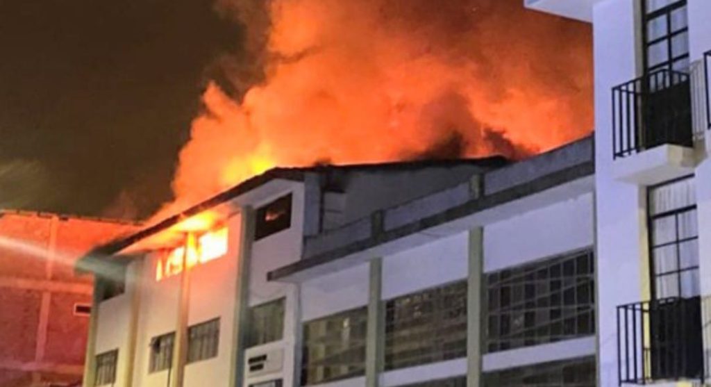Los vecinos ayudaron a evacuar a los ocupantes.